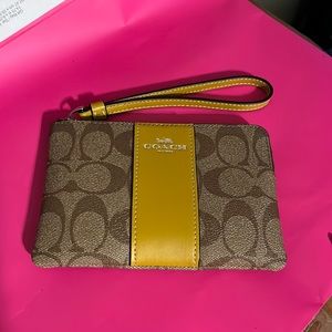 Coach wristlet - L59